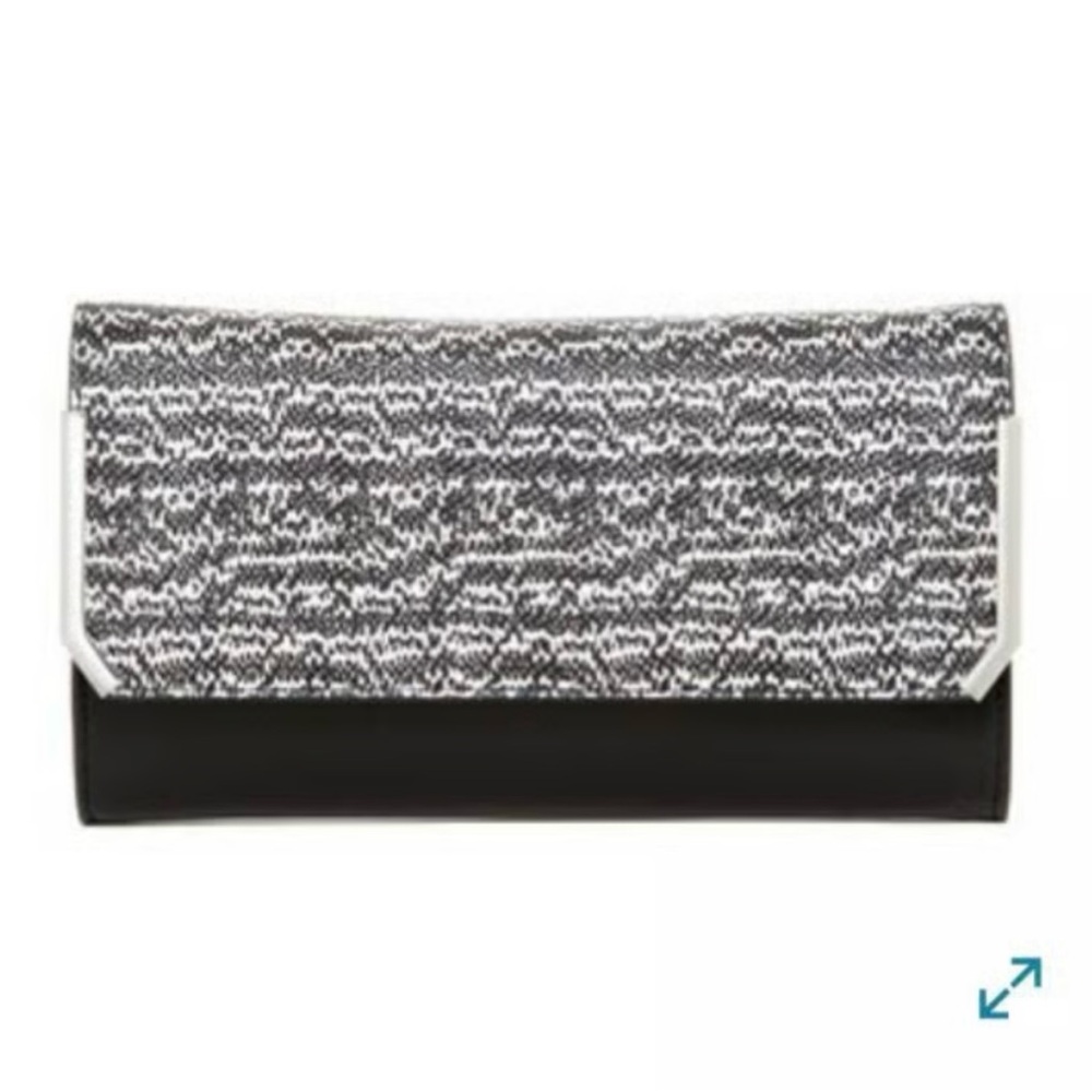 VINCE CAMUTO Zip Pebbled Snake Black Leather Clutch Silver Matalic